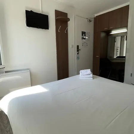 Hotel Kyriad Direct Val De Reuil