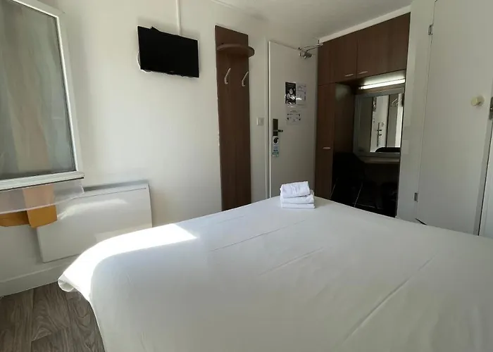 Hotel Kyriad Direct Val De Reuil