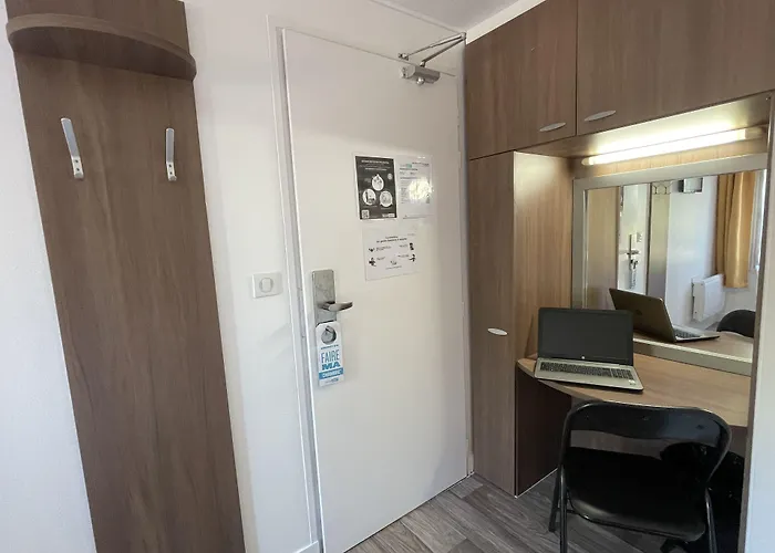 Hotel Kyriad Direct Val De Reuil