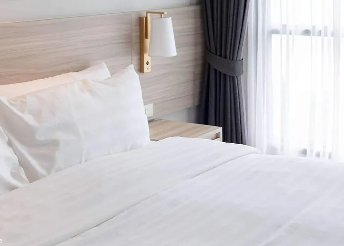 Kyriad Direct Val De Reuil Hotel